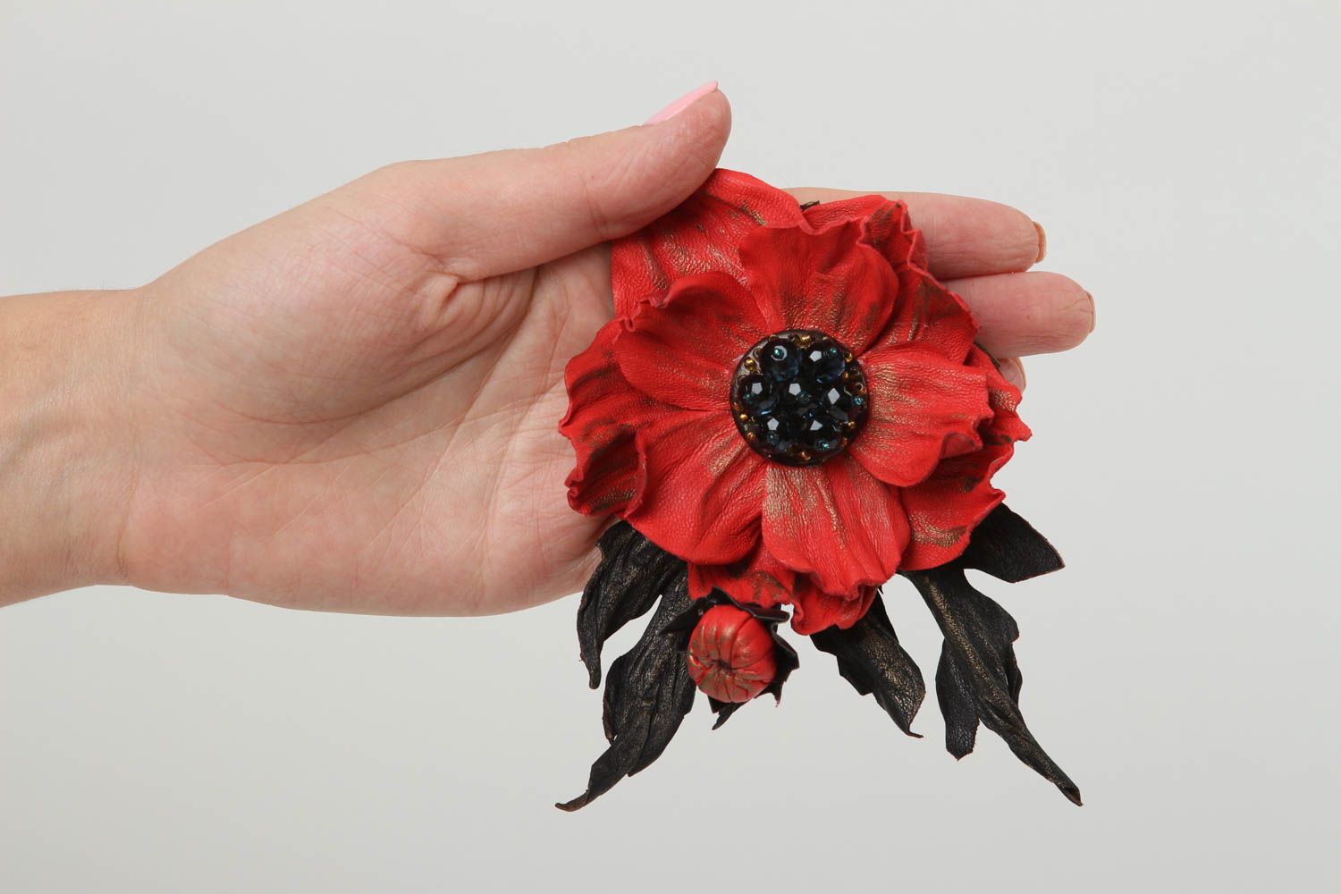 Spilla a forma di fiore fatta a mano accessorio originale da donna in pelle foto 5
