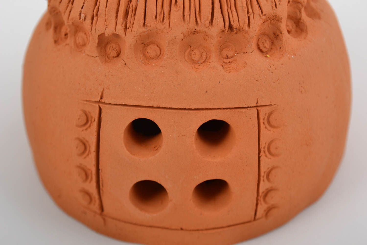 Авторский керамический колокольчик ручной работы в виде домика для интерьера фото 3