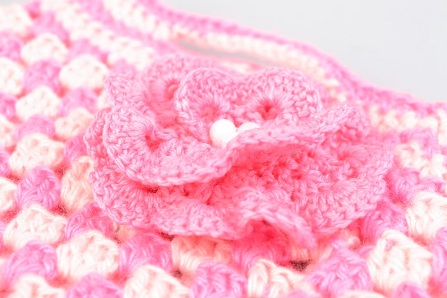 Sac à main rose enfant tricoté en coton et acrylique fait main avec fleur photo 4