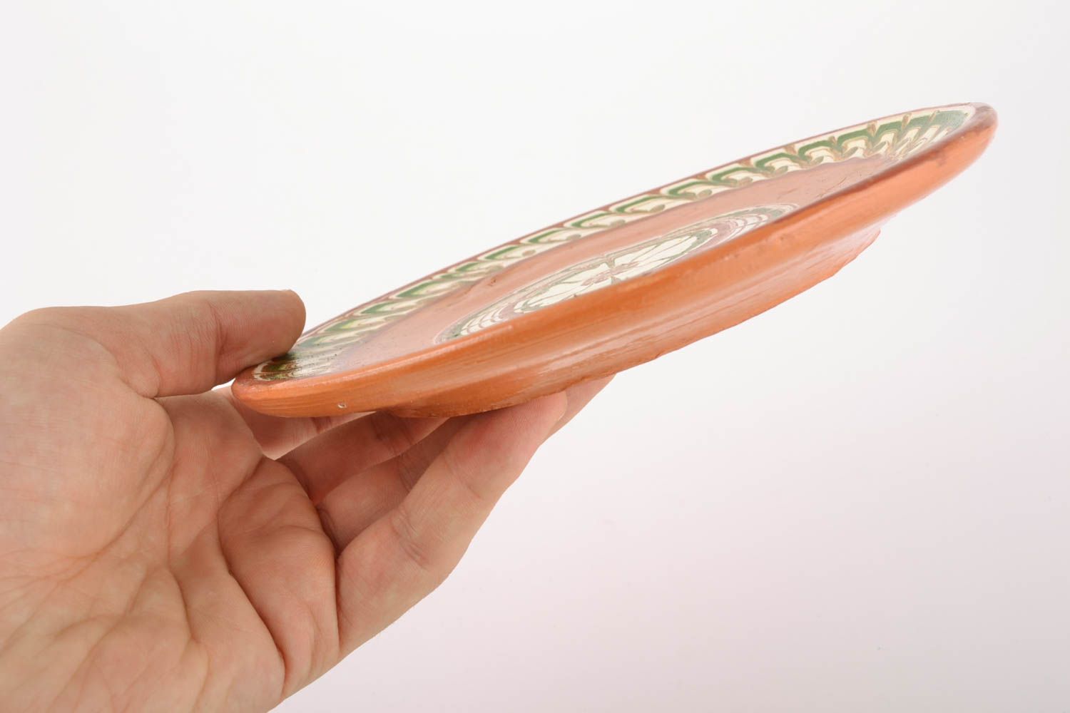 Плоская керамическая тарелка в технике фляндровки фото 4