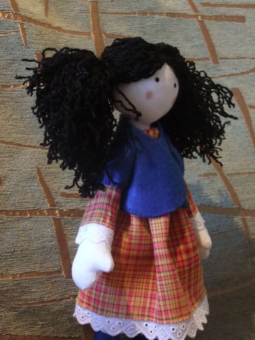 Belle poupée en tissu naturel faite main décor et jouet pour enfant Victoria photo 2