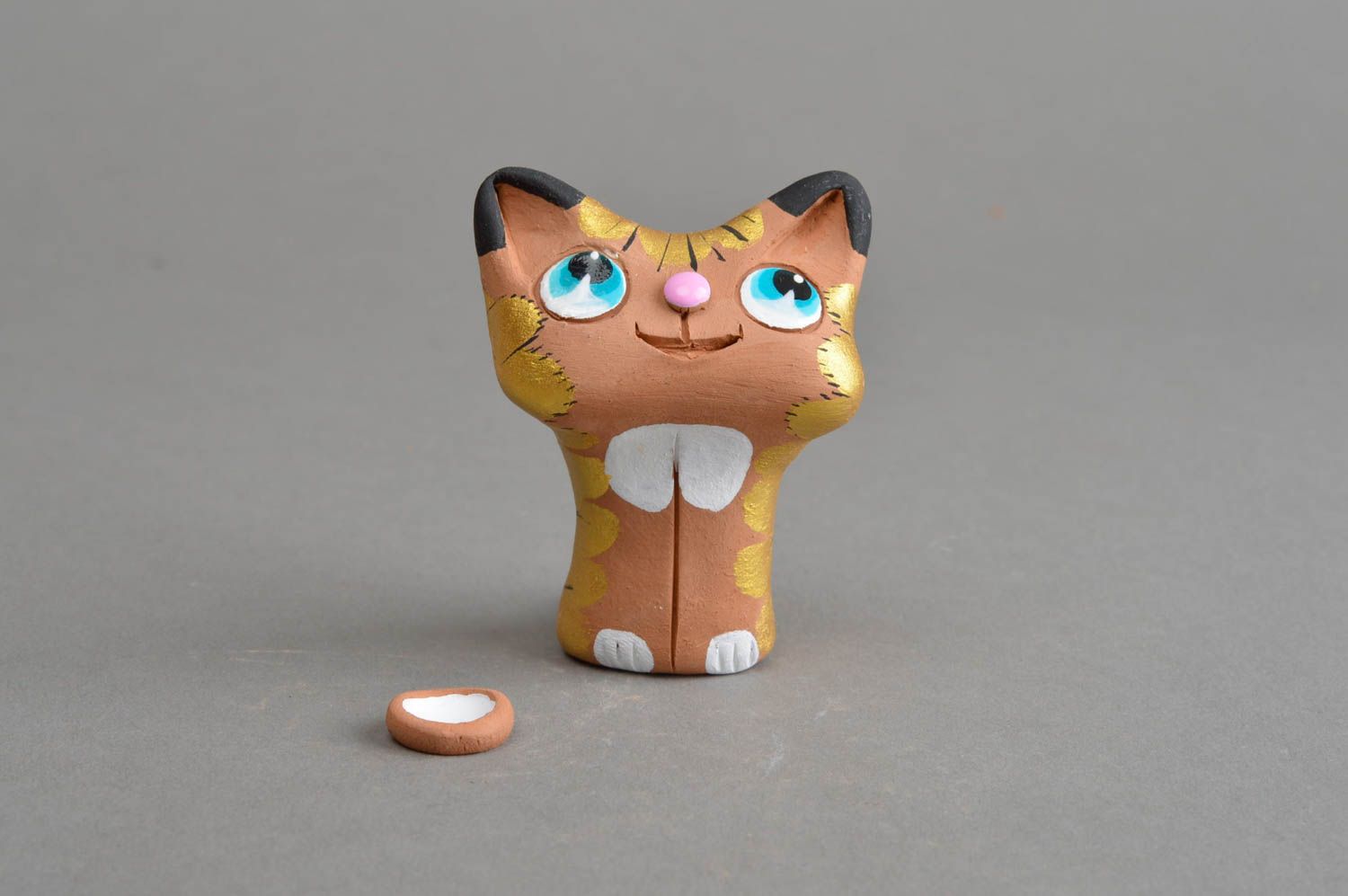 Милая глиняная статуэтка ручной работы кот желтый с миской из глины смешная  фото 2