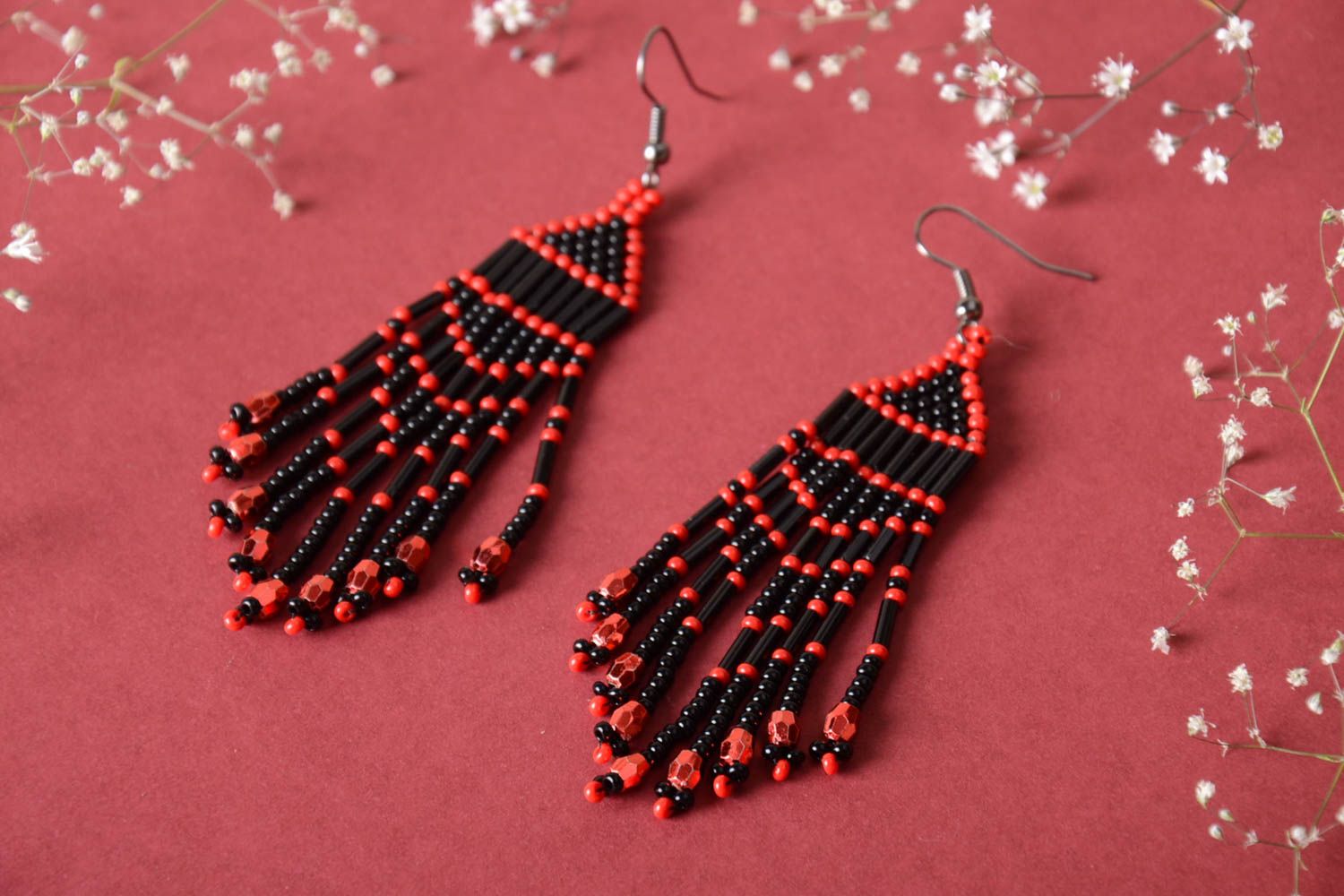 Longues boucles d'oreilles en perles de rocaille faites main rouge et noir photo 1
