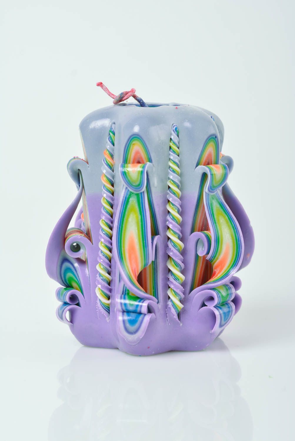 Geschnitzte lila Kerze aus Paraffin farbig originell künstlerische Handarbeit foto 1