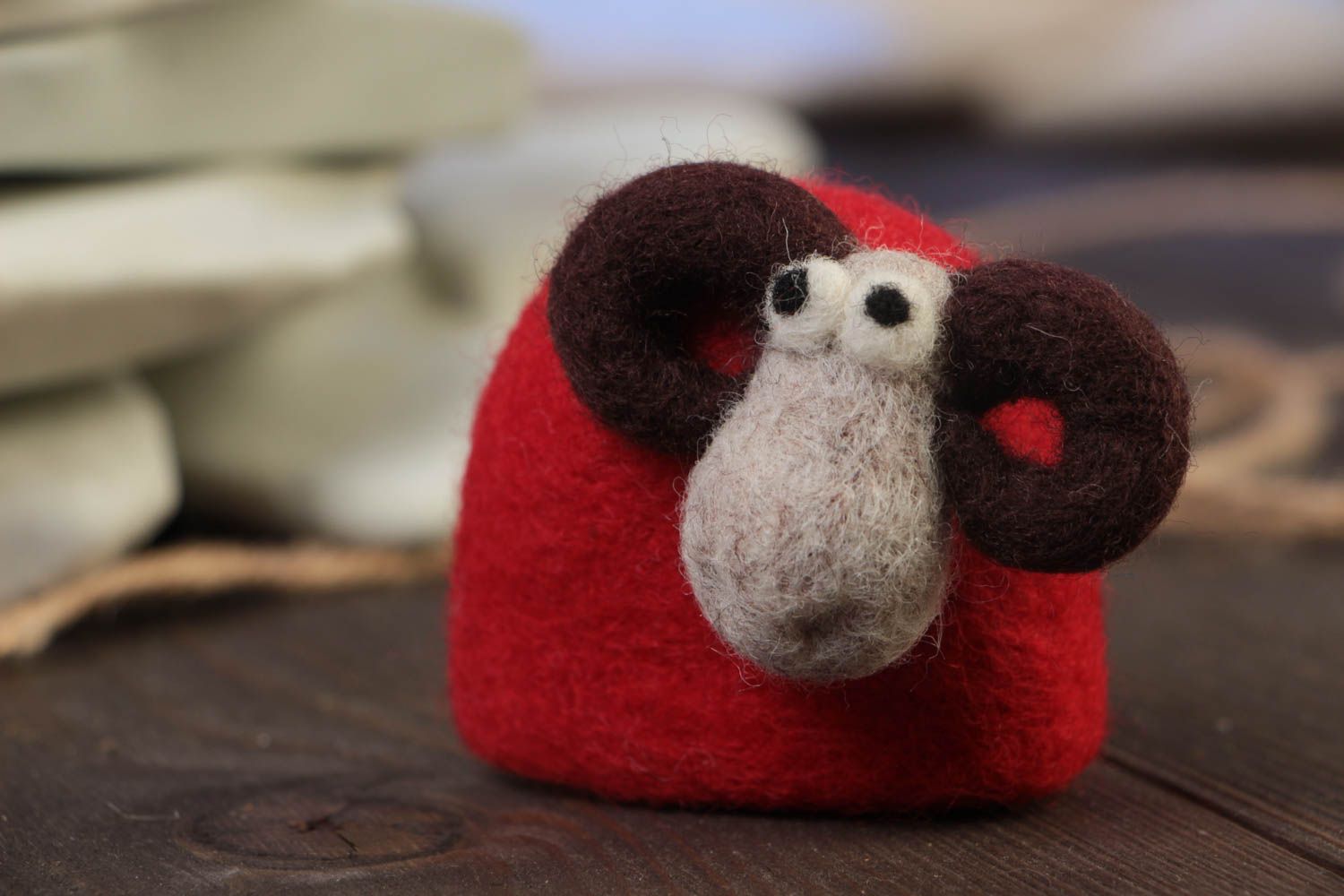 Petite figurine en laine feutrée décorative faite main originale Mouton rouge photo 1