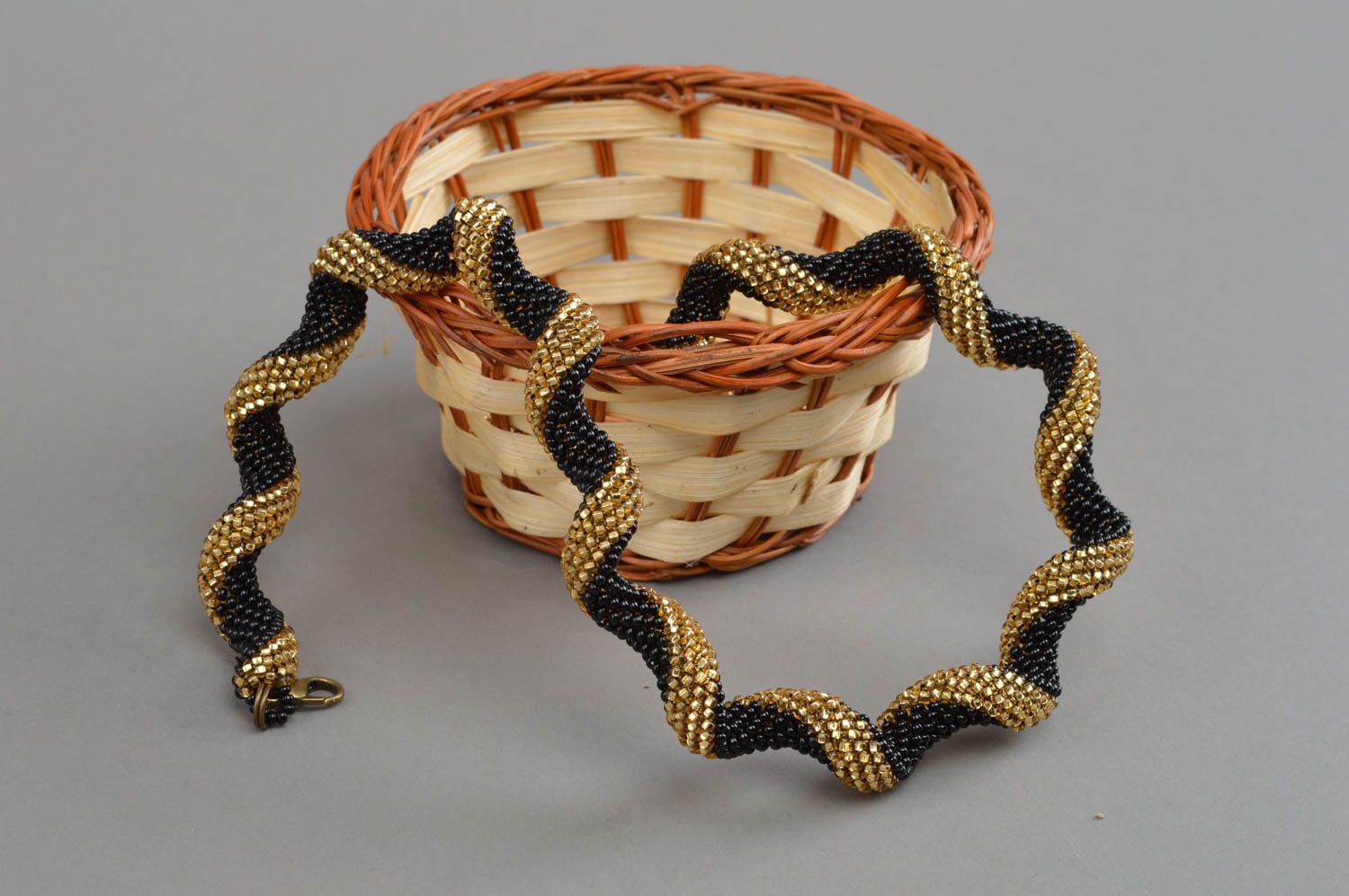 Жгут из бисера плетеное шейное украшение ручной работы черное с золотым фото 1