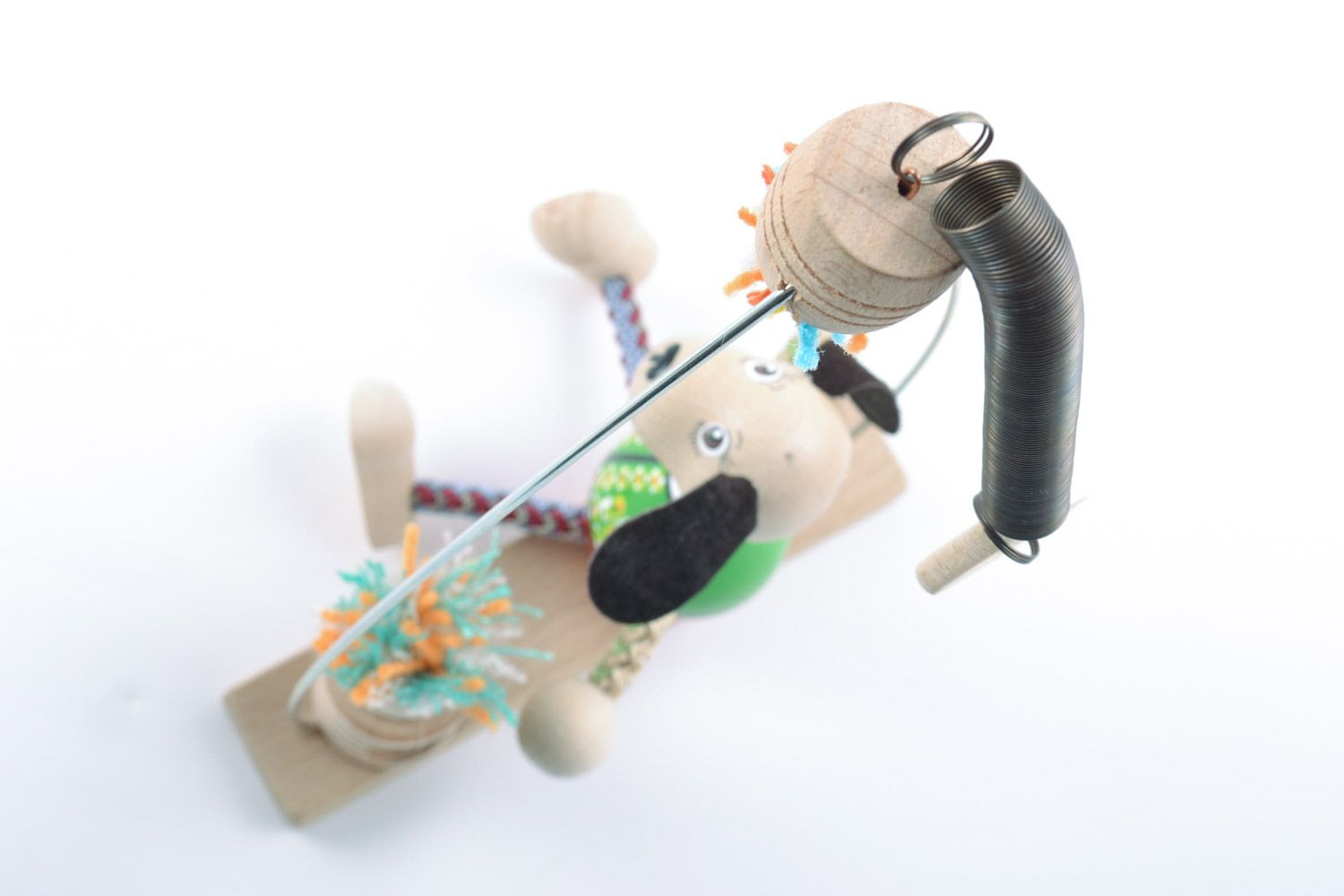 Öko Spielzeug aus Holz Anhänger für Kinderzimmer handmade Hund auf der Schaukel foto 3