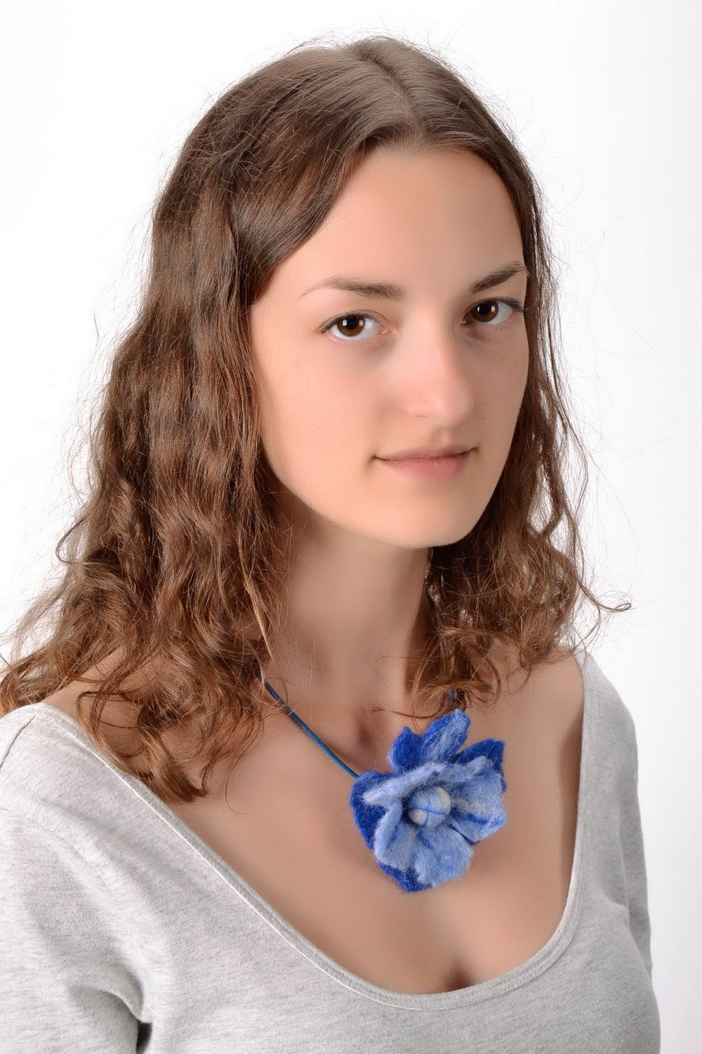 Pendentif fleur bleue Bijou fait main en laine feutrée Cadeau femme original photo 5