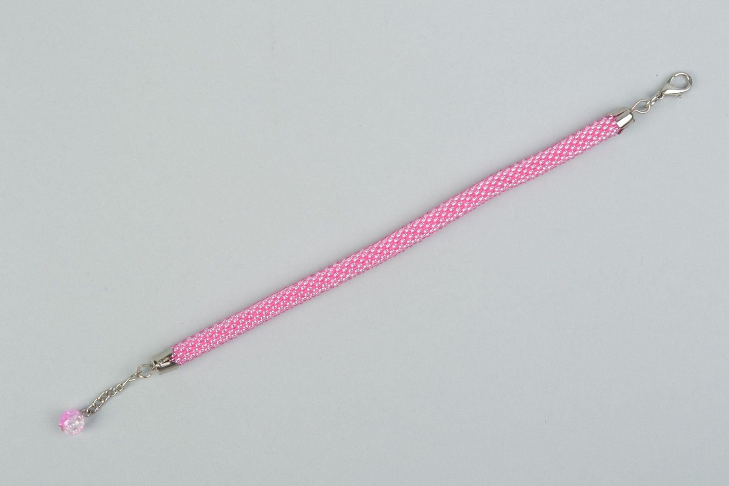 Розовый наручный браслет из бисера ручной работы в форме жгута женский фото 5