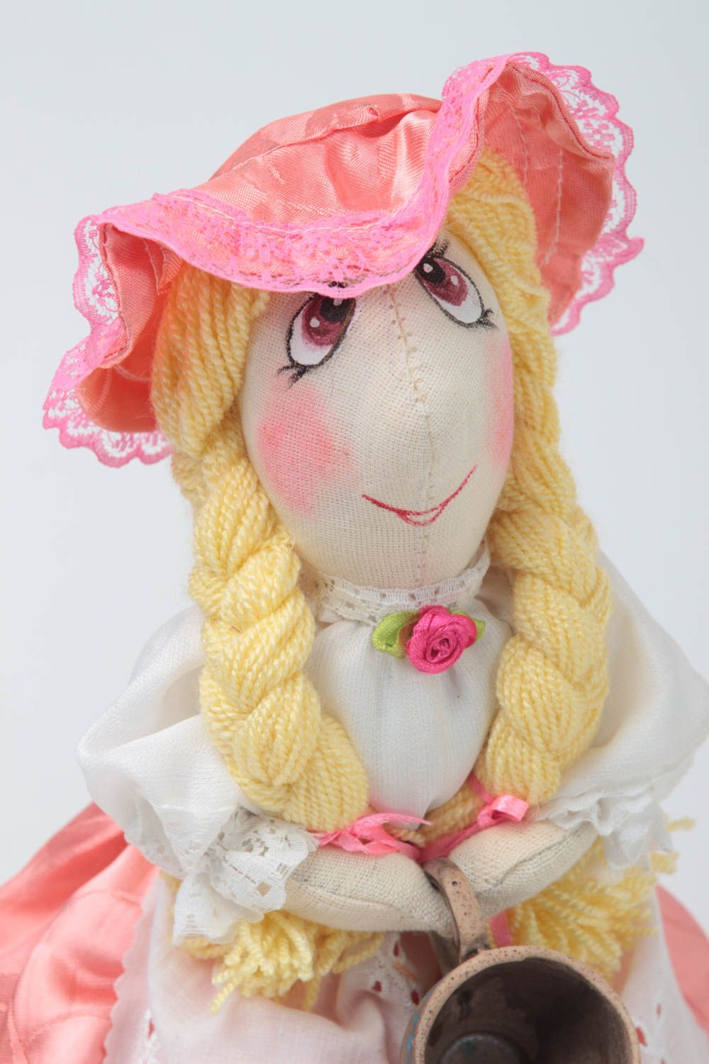 Грелка на чайник ручной работы кукла в розовом платье декоративная фото 3