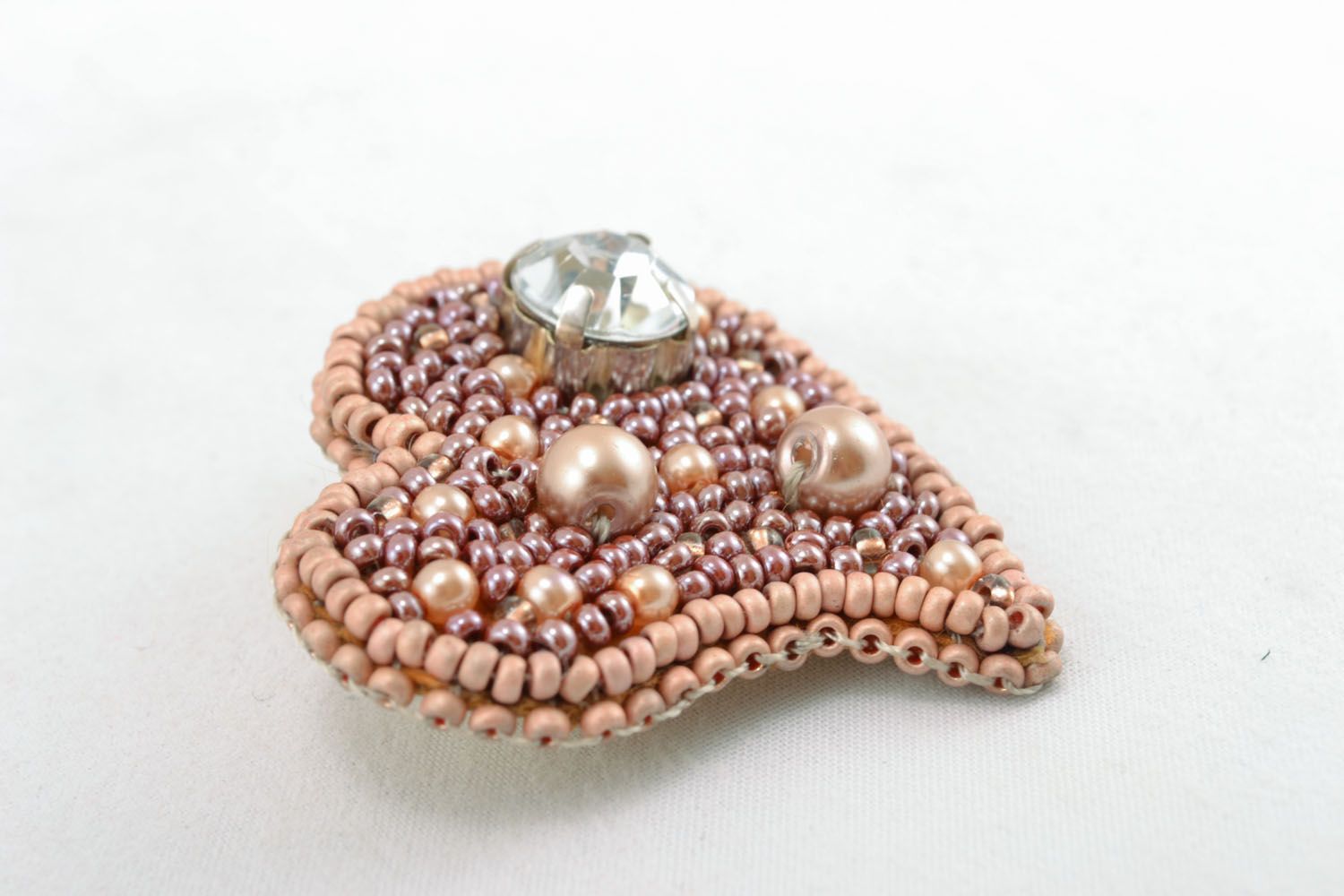 Broche en forme de coeur en perles de rocaille photo 3