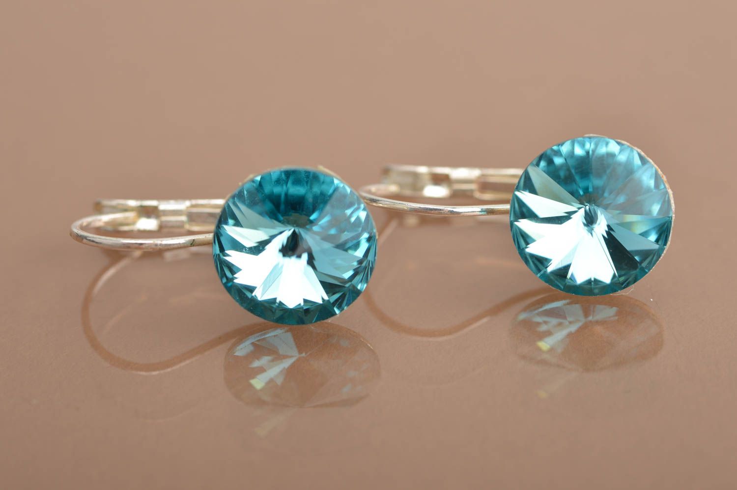 Lange Ohrringe aus österreichischen Kristallen in Blau handgemacht originell  foto 2