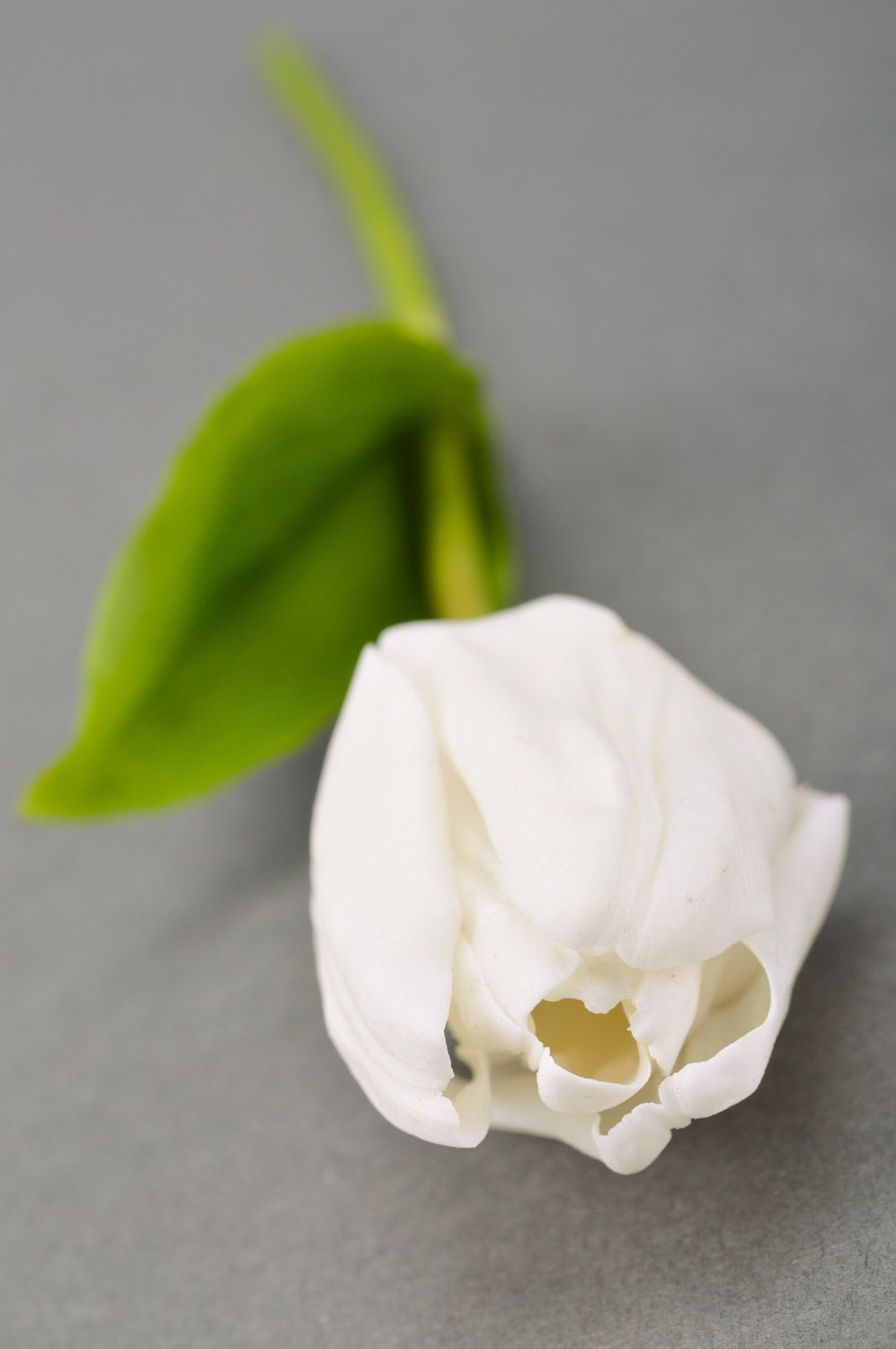 Белый искусственный цветок из полимерной глины ручной работы тюльпан в упаковке фото 4