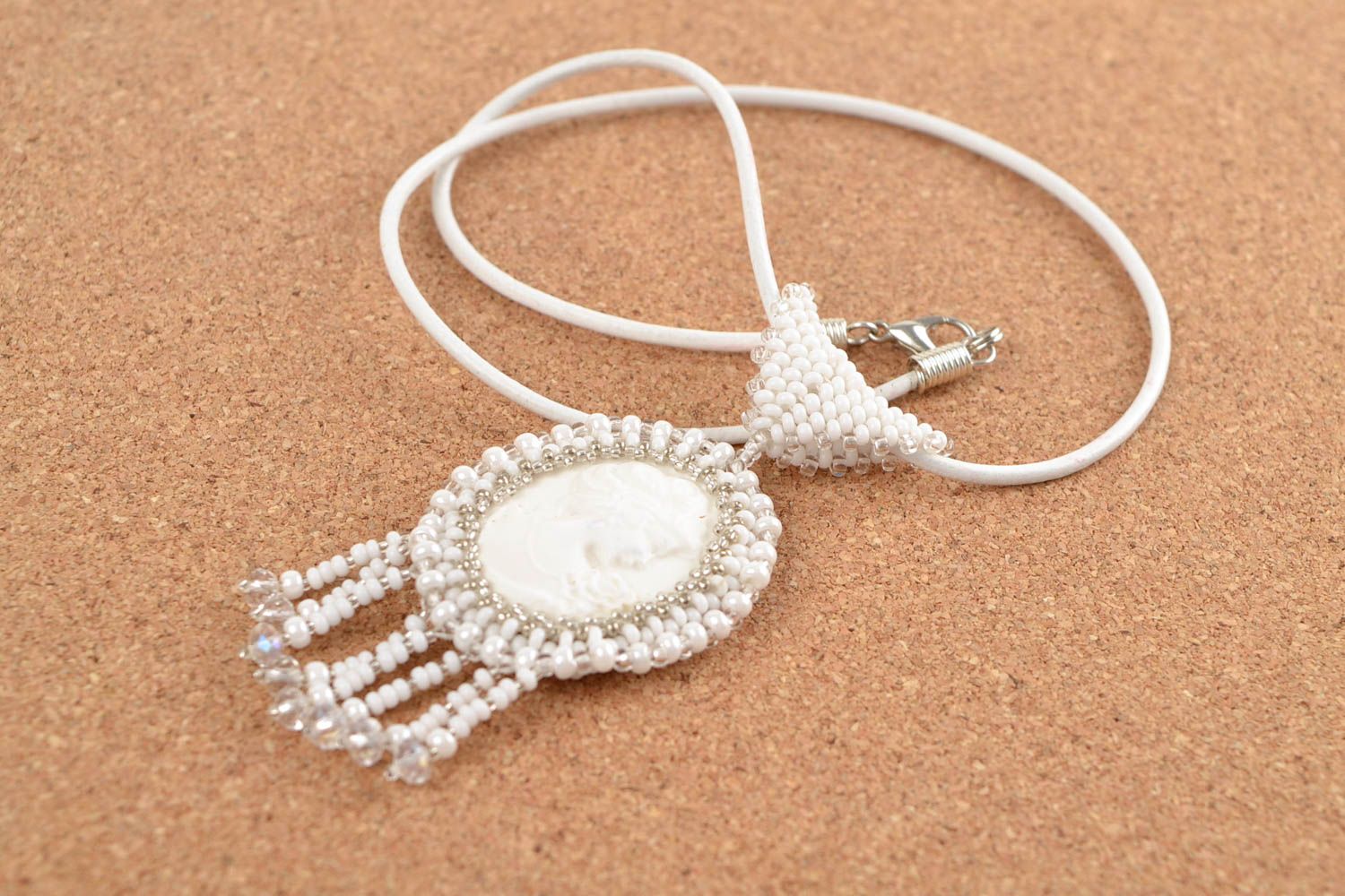 Pendentif blanc Bijou fait main Accessoire femme en perles de rocaille photo 1