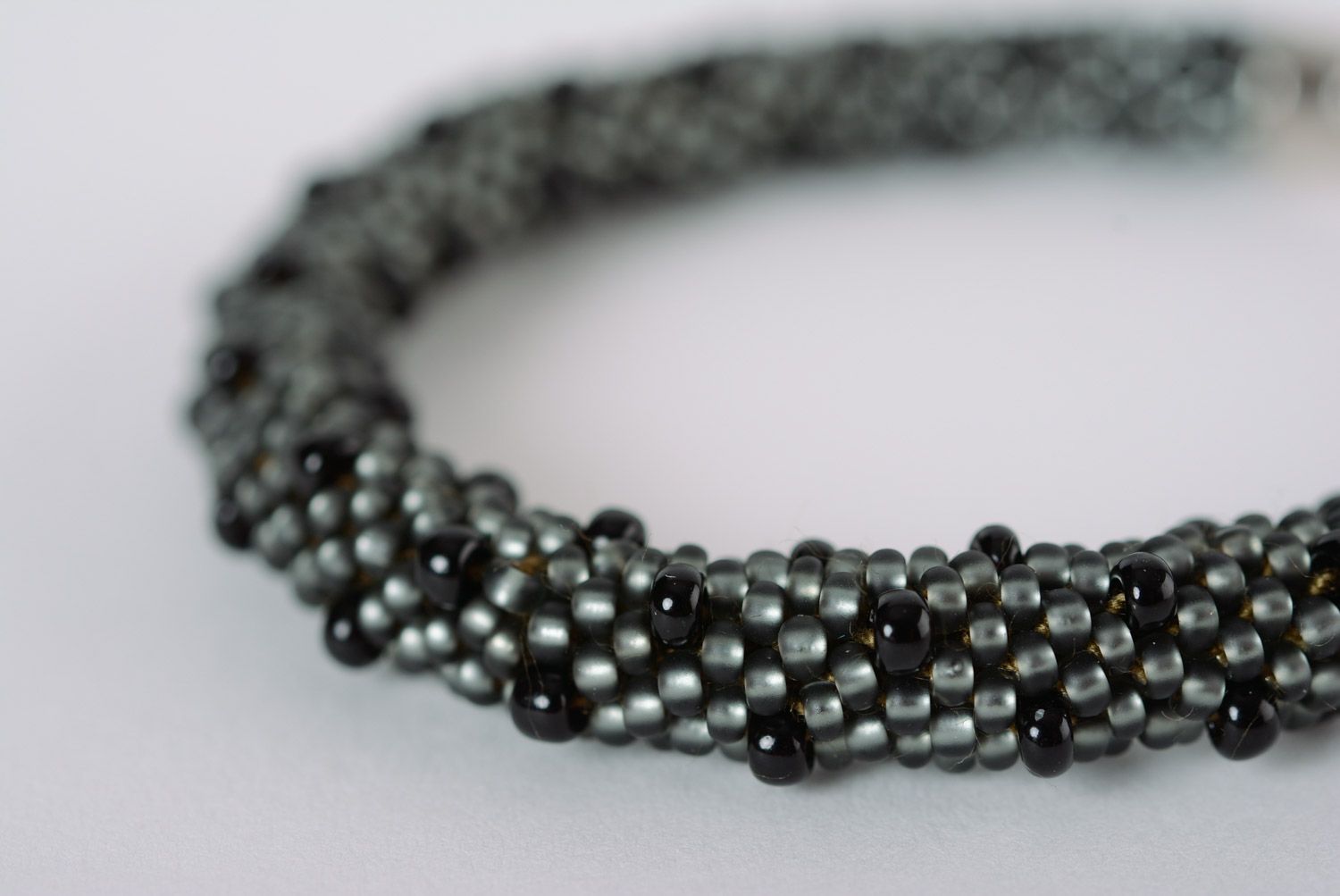 Schwarzes künstlerisches Damen Armband Litze aus Glasperlen und Schnur handmade  foto 2