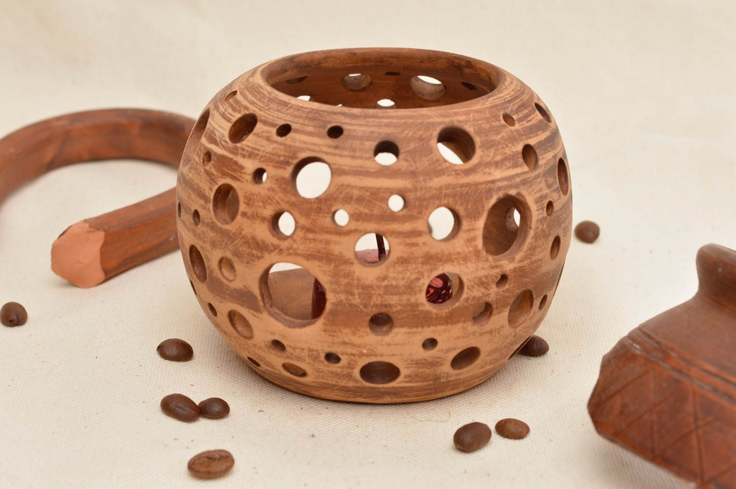 Глиняный подсвечник круглый в форме шара с отверстиями для декора ручной работы фото 1