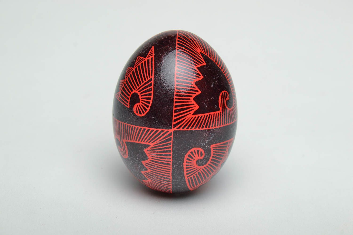 Oeuf de Pâques peint à l'aniline noir et rouge fait main pysanka traditionnelle photo 2