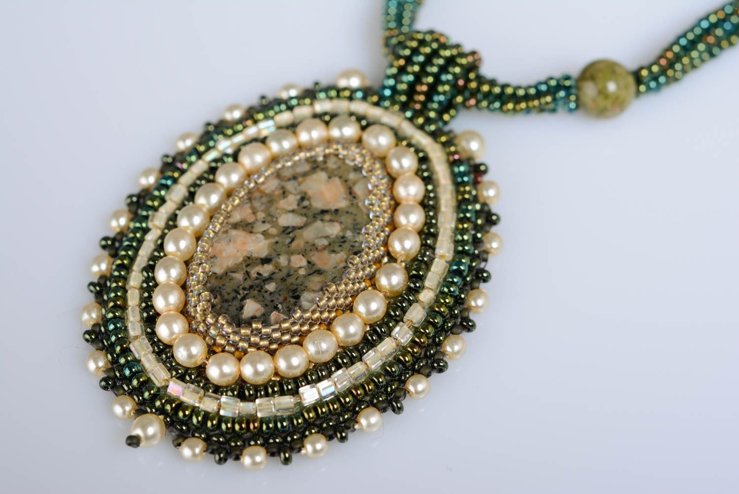 Collier avec pendentif en perles de rocaille et jaspe fait main vert foncé photo 2