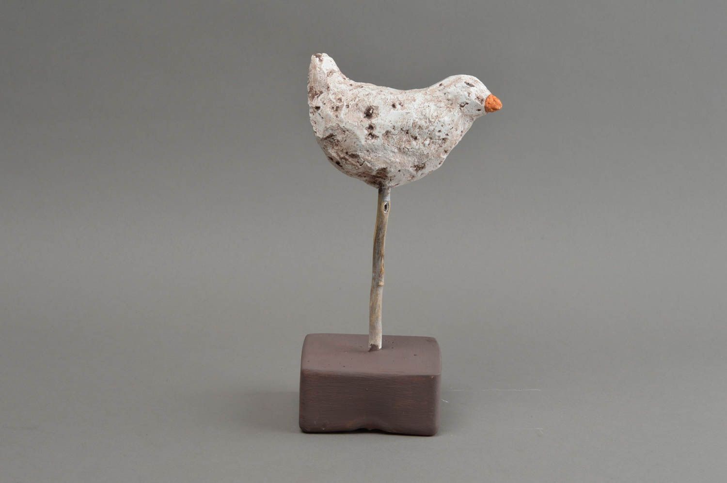Schöne ungewöhnliche handgefertigte bemalte Vogel Figur aus Gips mit Ständer foto 3