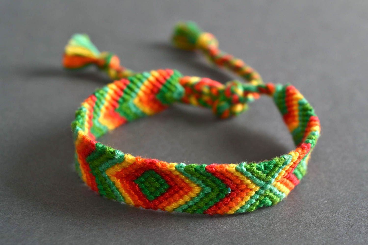 Текстильный браслет яркий плетеный из цветных ниток красивый ручной работы фото 1