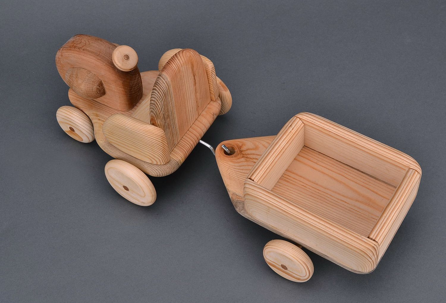 Figurilla de madera en forma de tractor con remolque foto 3