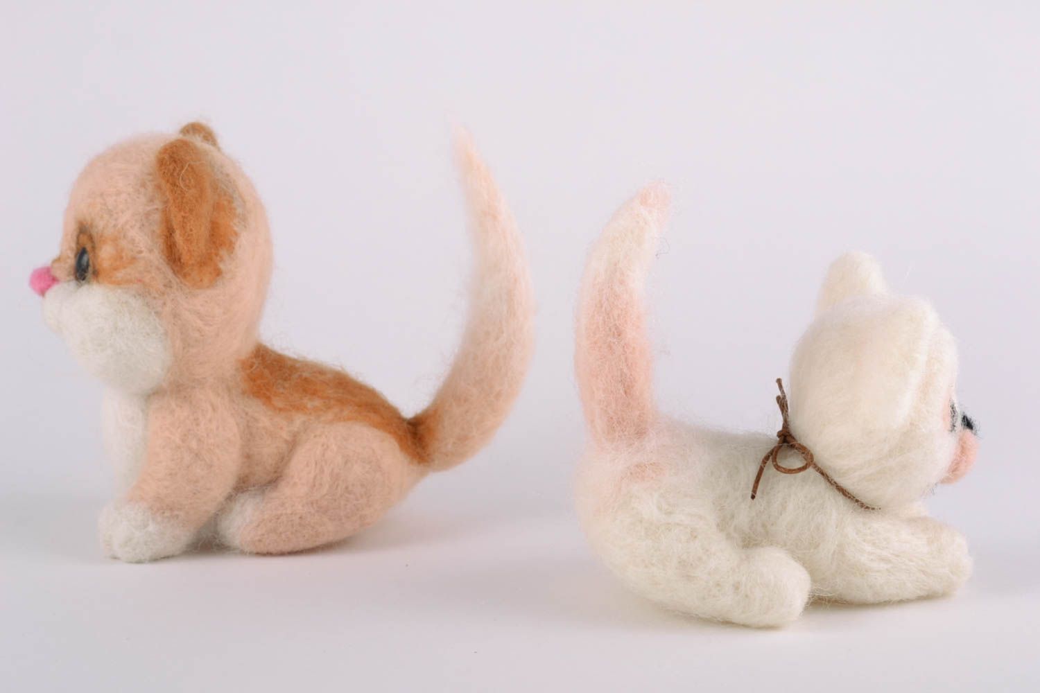 Petits jouets en laine feutrée Chats faits main deux pièces pour enfant  photo 5