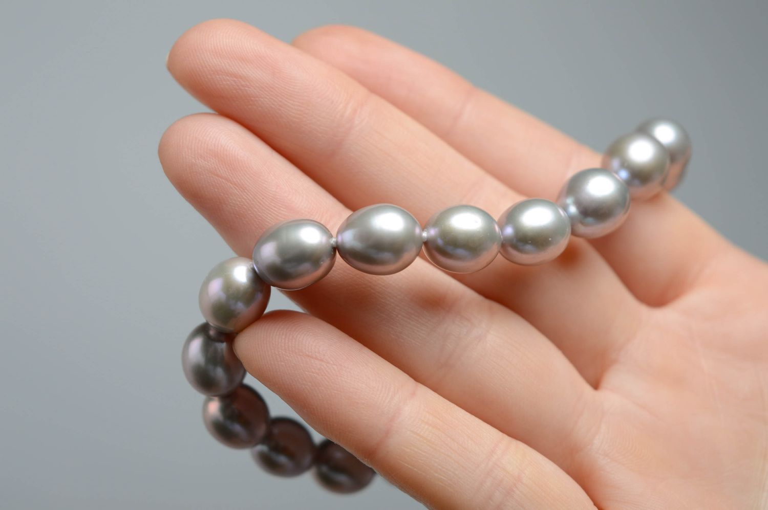 Bracelet en perles grises de créateur fait main photo 3