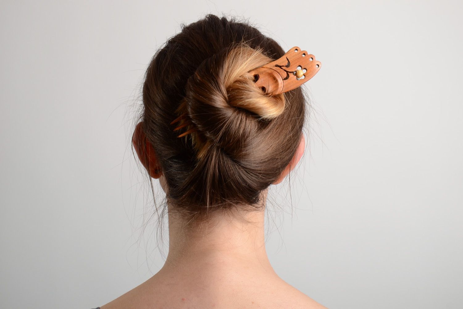 Pince pour cheveux en bois taillée faite main originale écologique pour femme photo 1