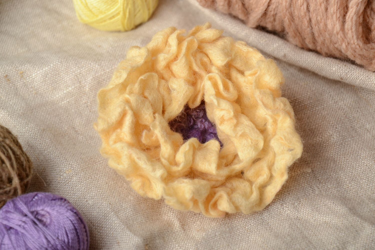 Broche en laine feutrée fleur faite main photo 1