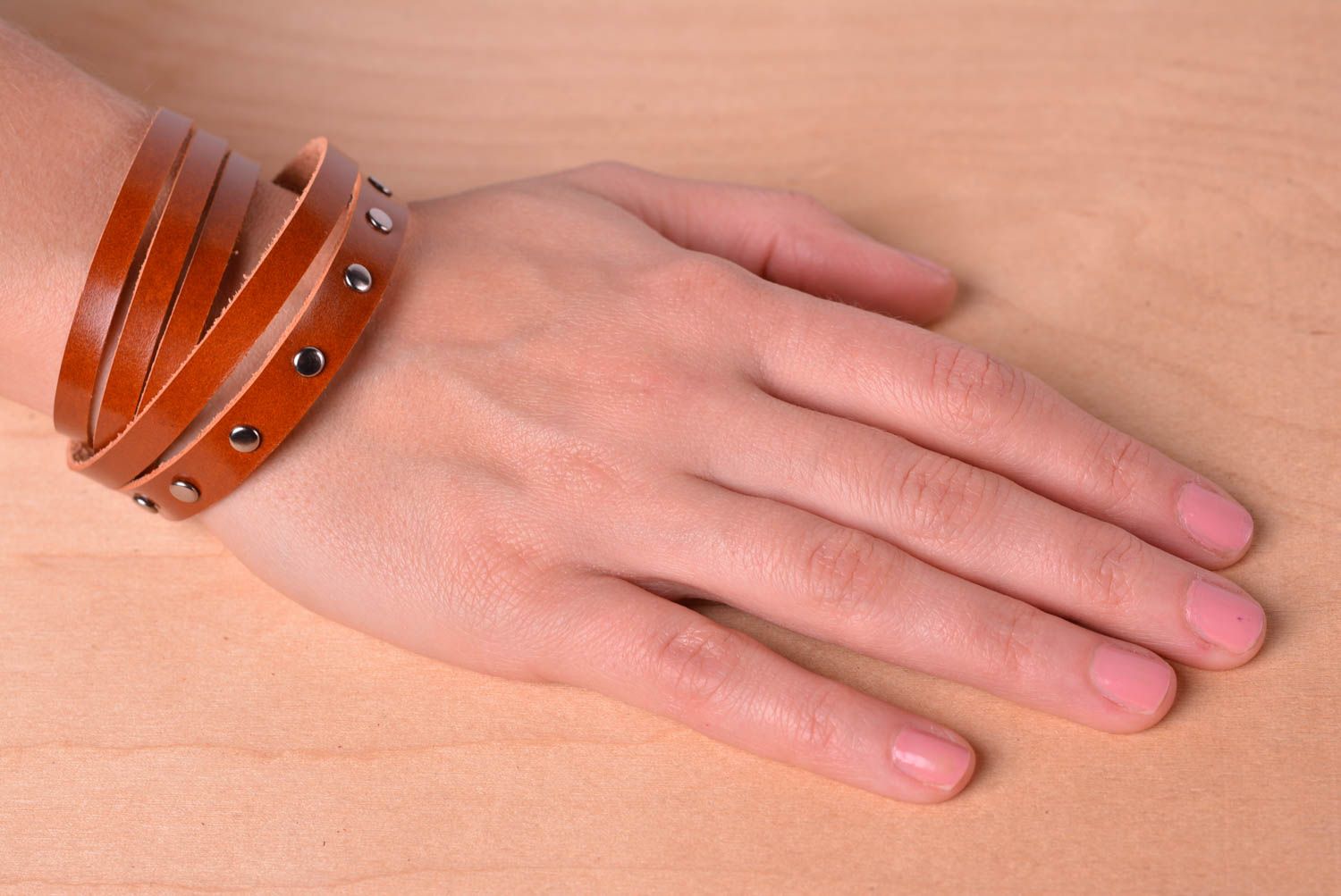 Браслет на руку ручной работы коричневый кожаный браслет украшение из кожи фото 2