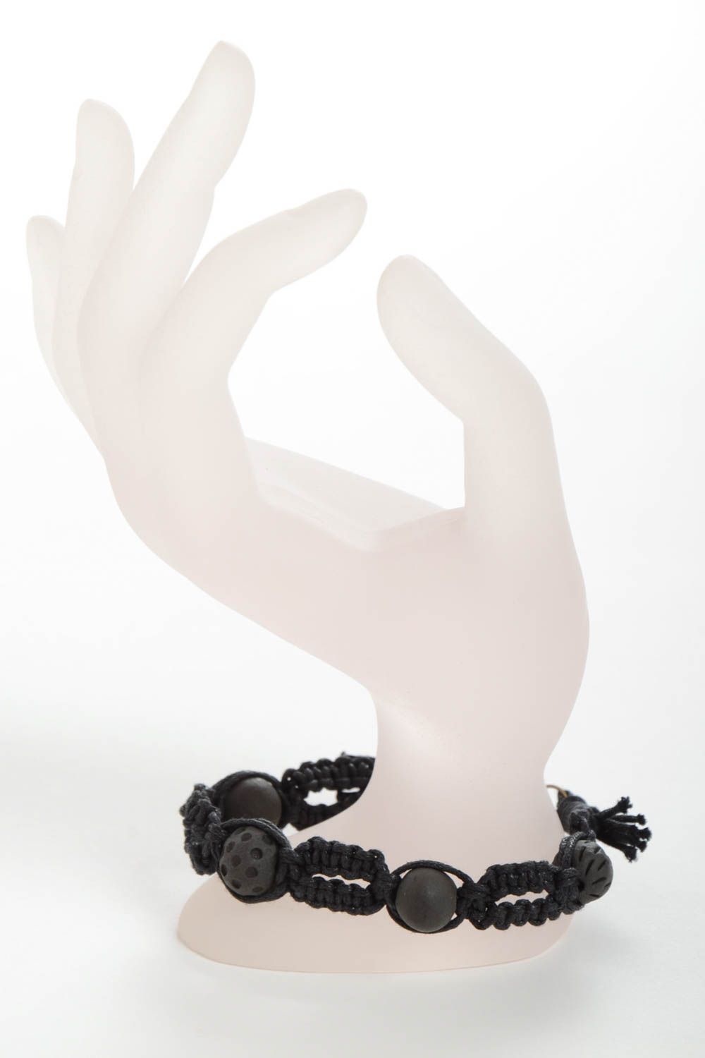 Красивый плетеный браслет с бусинами из глины черный аксессуар ручной работы фото 3