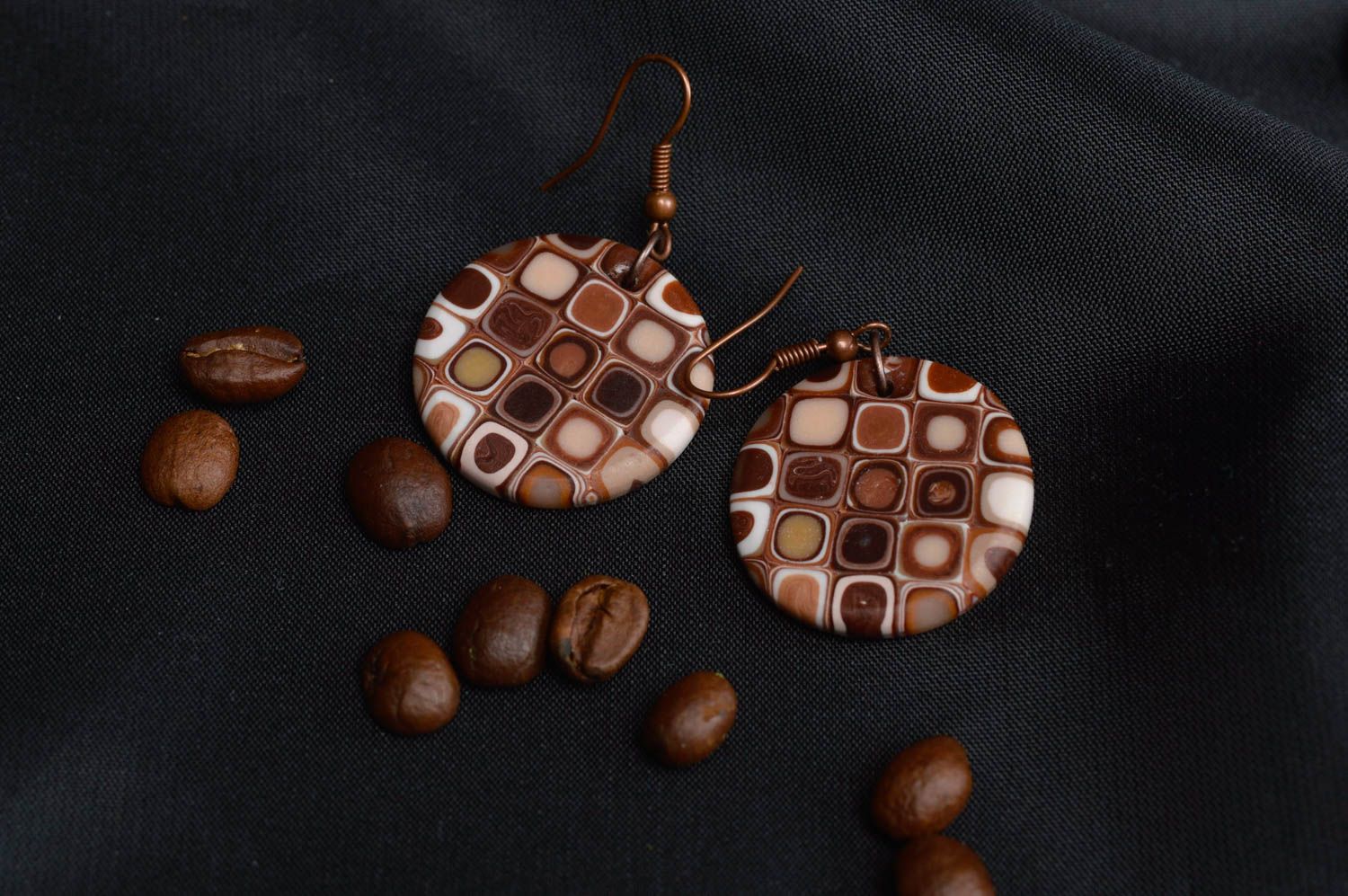 Серьги из полимерной глины ручной работы круглые коричневые с квадратиками фото 1