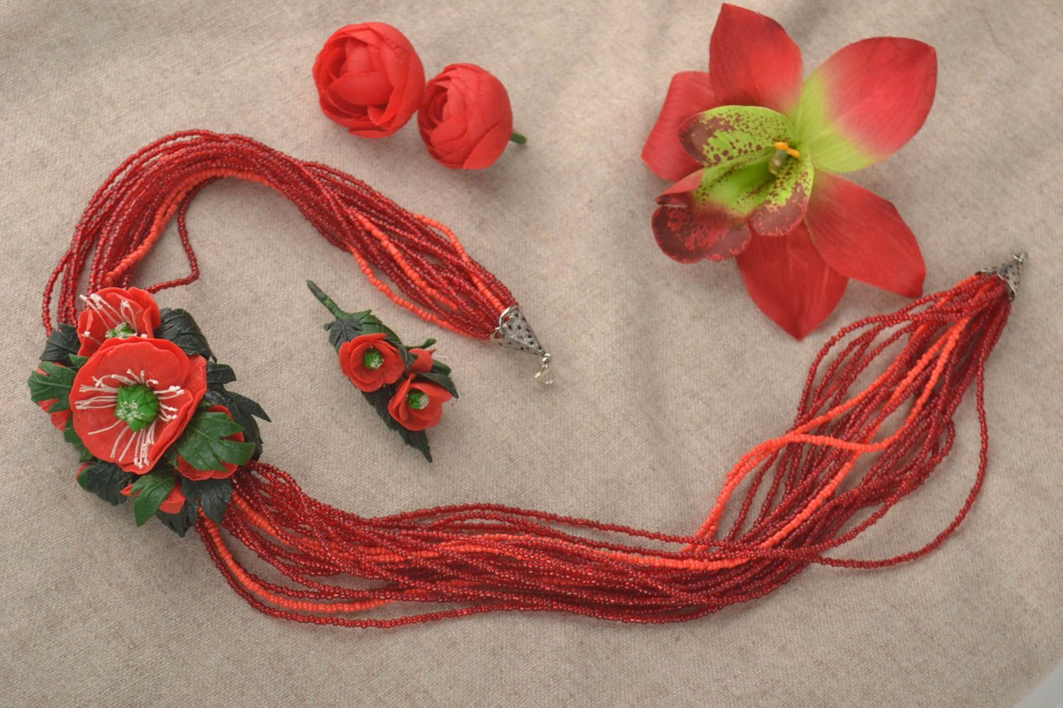 Conjunto de bisutería artesanal de collar y broche con flores de porcelana fría foto 1