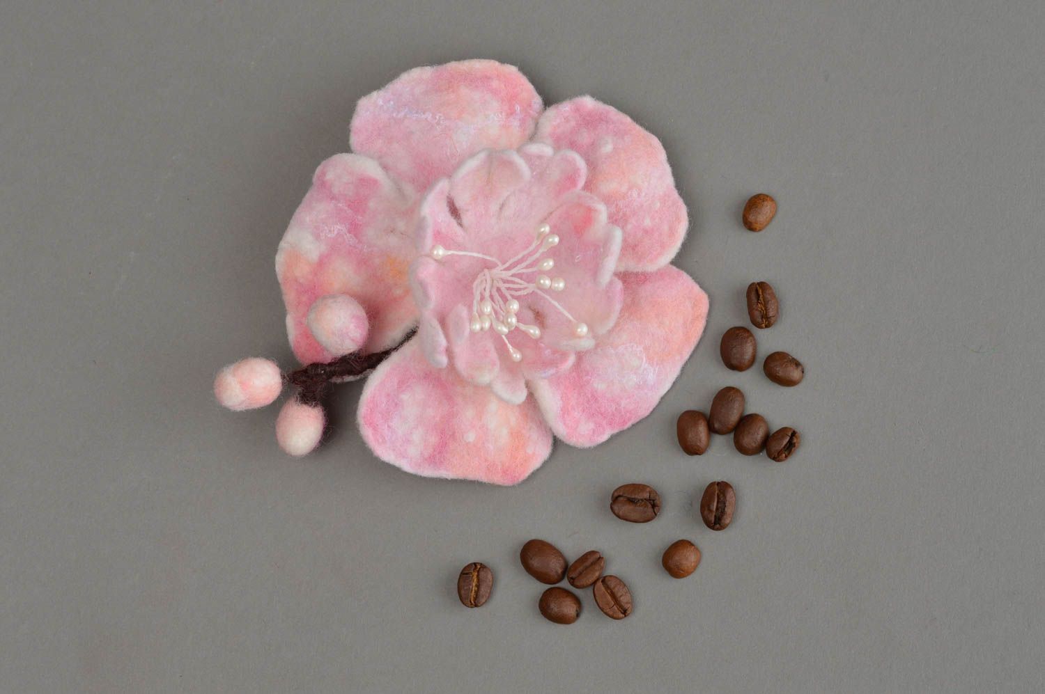 Broche en laine feutrée faite main molle fleur rose bijou de créateur original  photo 1