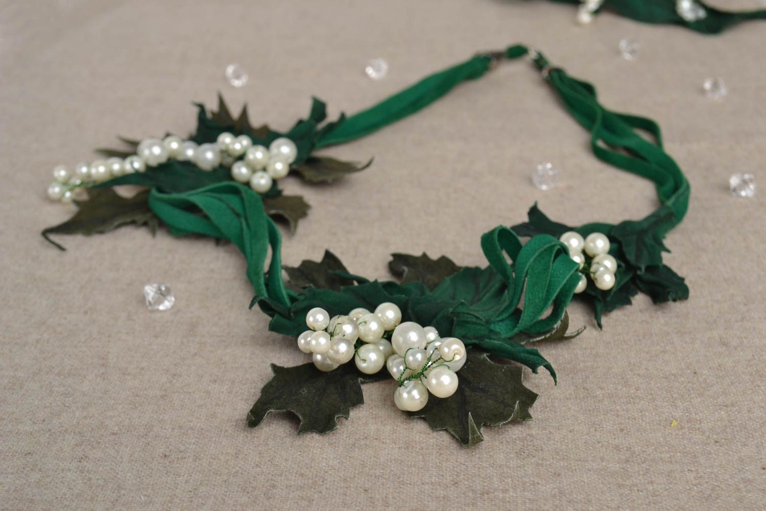 Collier vert en cuir Bijou fait main avec perles d'imitation Cadeau femme photo 1