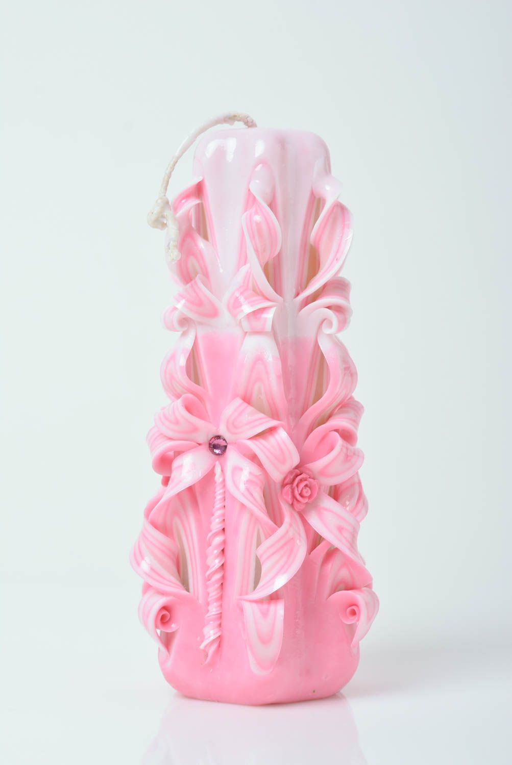 Парафиновая свеча резная ручной работы красивая авторская розово-белая фото 1