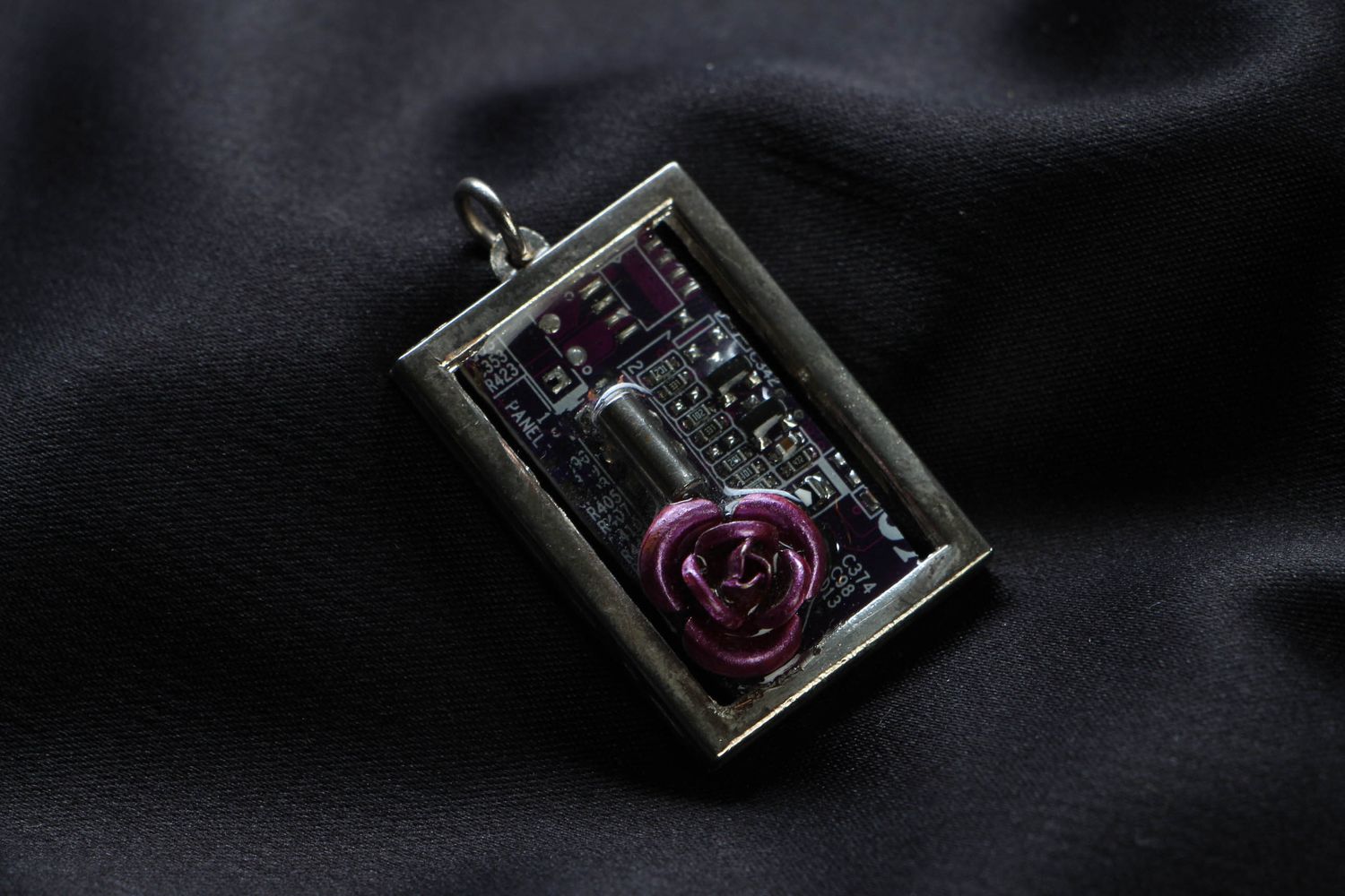 Cyberpunk Anhänger Schmuck mit Mikrochip foto 1