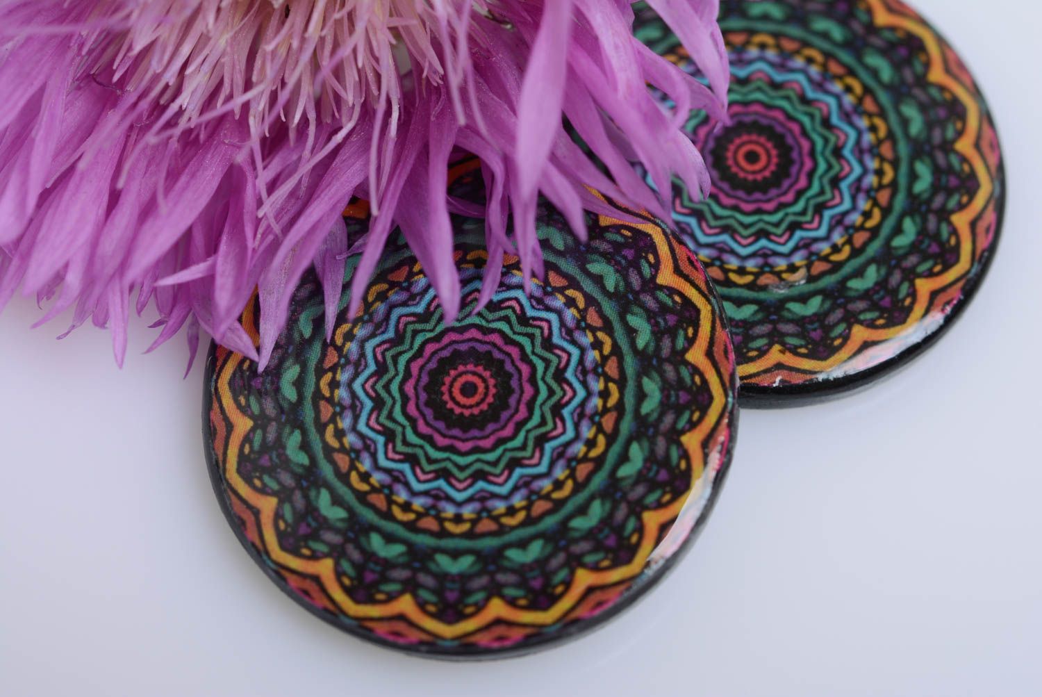 Boucles d'oreilles motif indien en pâte polymère rondes multicolores faites main photo 2