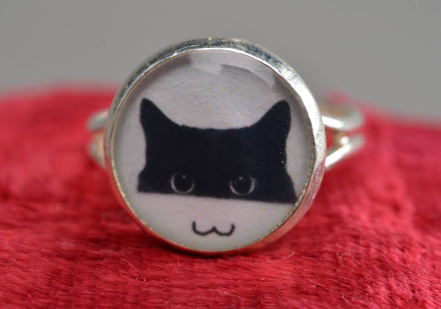 Handmade black and white round top decoupage ring with cat image in jewelry resin photo 2