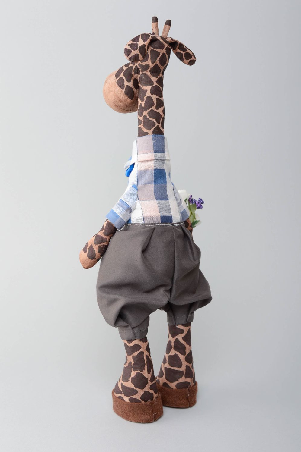 Handgemachtes Kuscheltier Giraffe aus Baumwollstoff mit Blumenstrauß foto 2