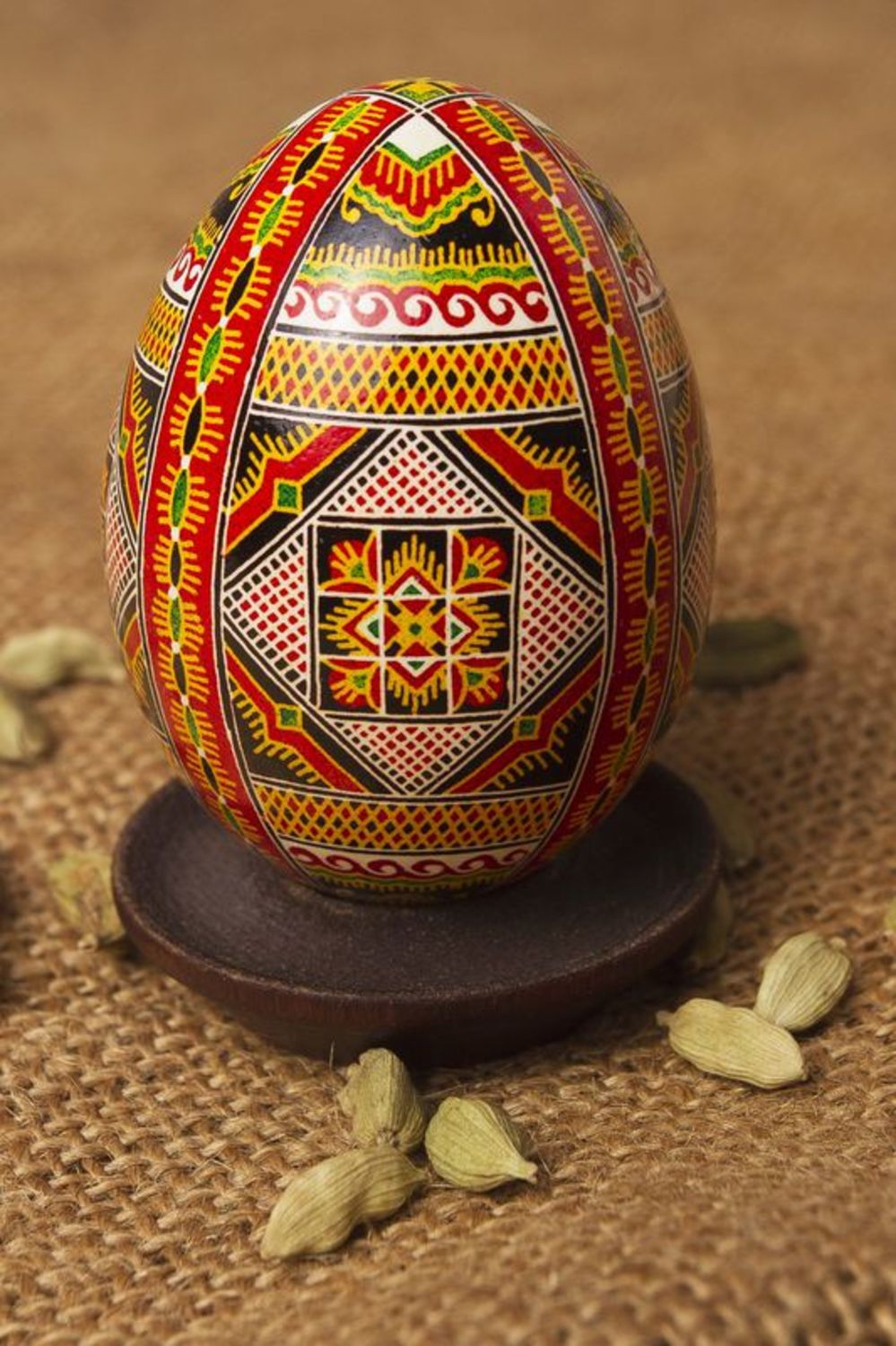 Huevo de Pascua hecho a mano con ornamento foto 1