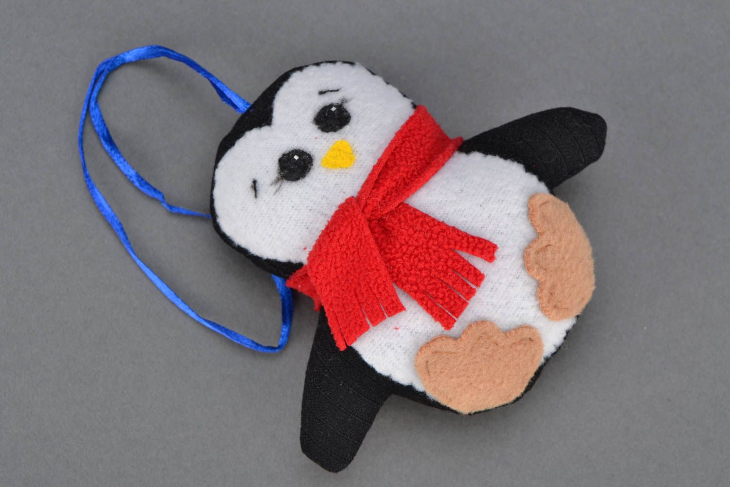 Мягкая игрушка ручной работы в виде пингвина фото 1