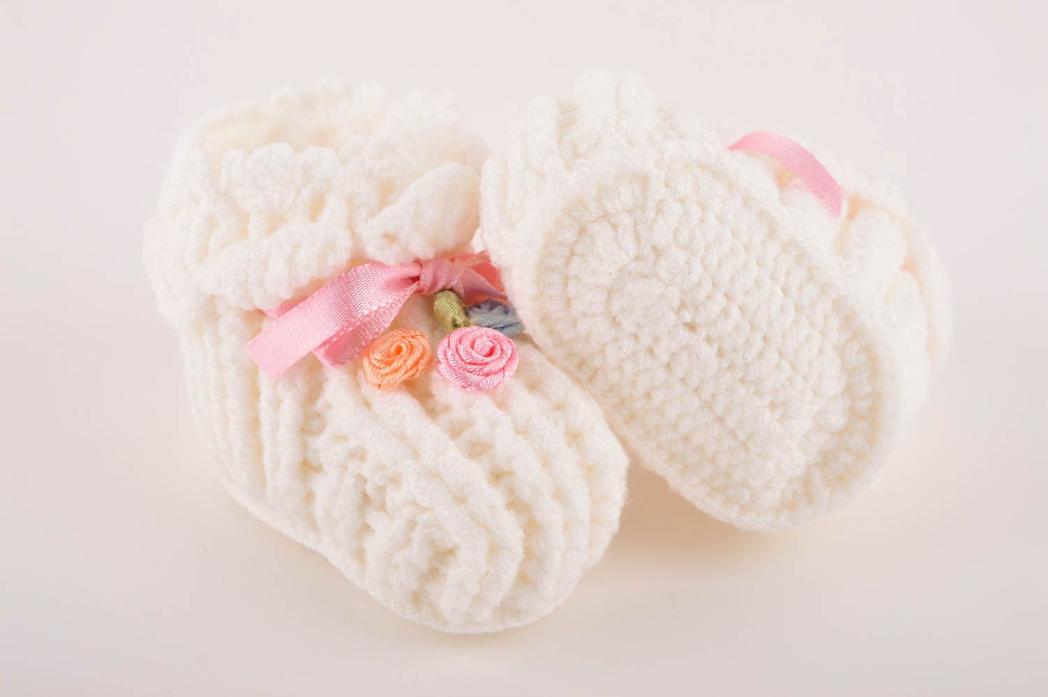 Handmade weiße Schuhe für Neugeborene Geschenk für Babys gehäkelte Babyschuhe foto 4