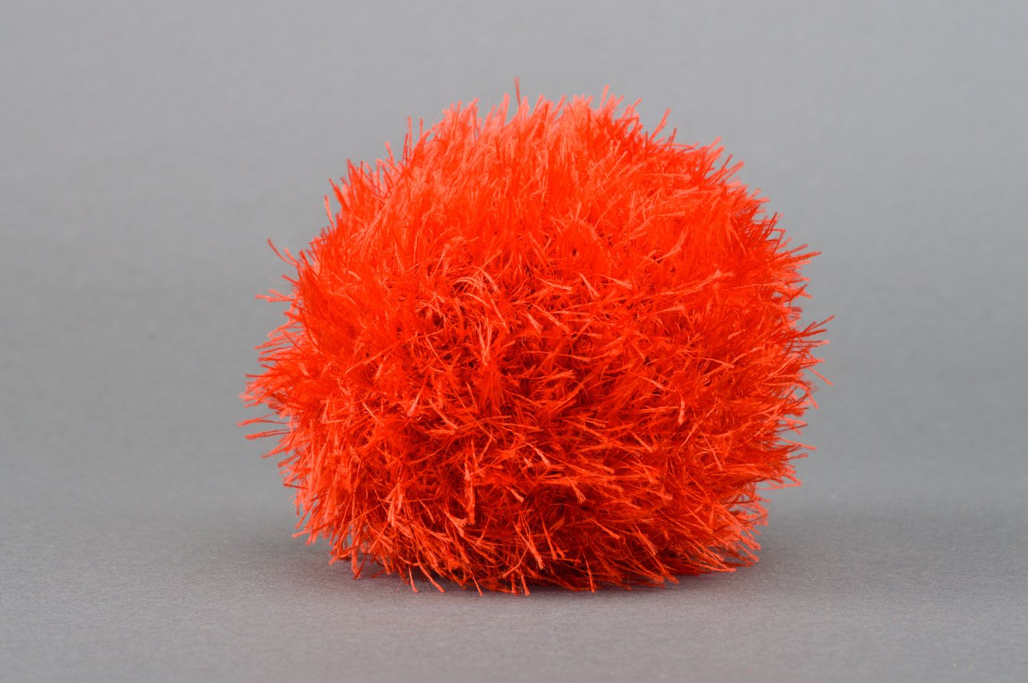 Petit jouet décoratif tricoté mou fait main original Balle rouge pour enfant photo 2