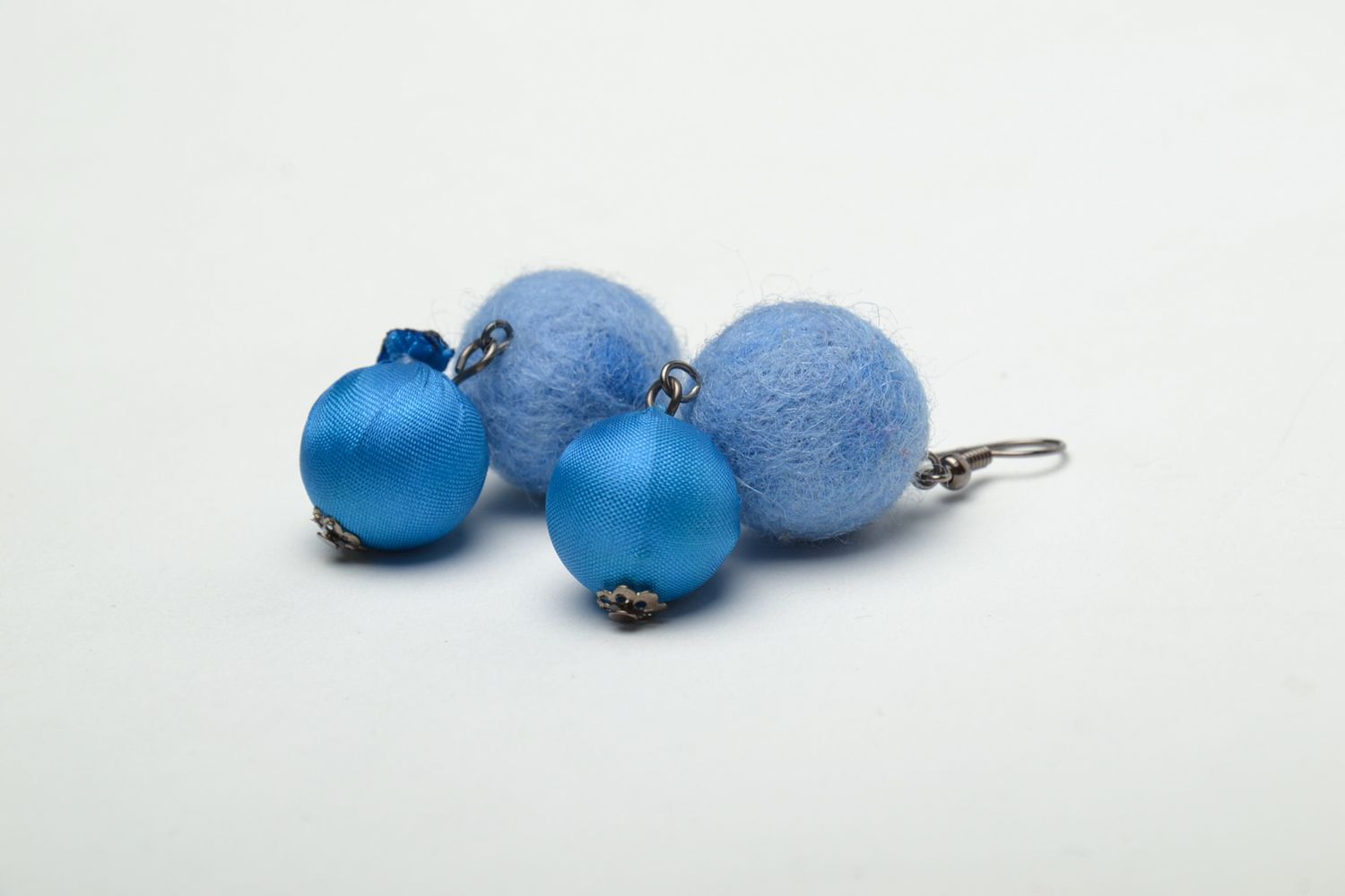 Boucles d'oreilles en laine feutrée bleues  photo 4