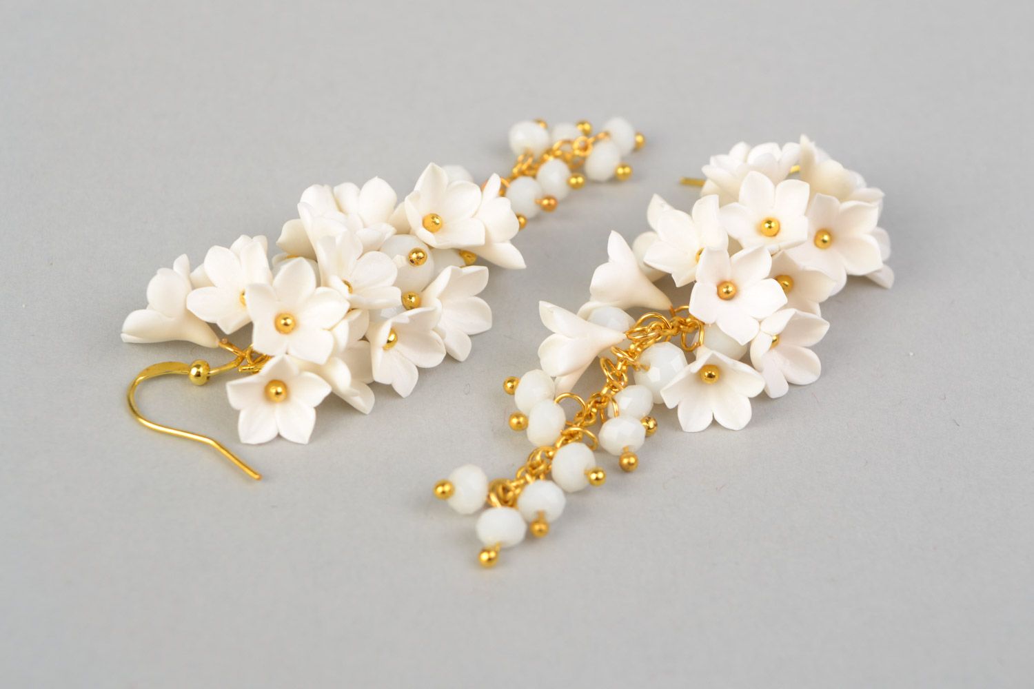 Handmade long dangling floral earrings of white color with crystal beads photo 4
