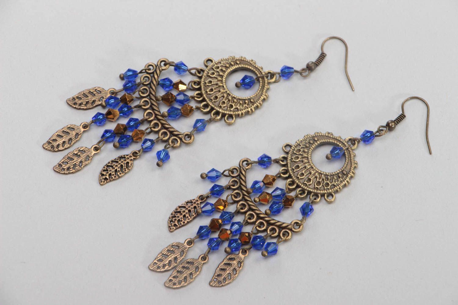 Boucles d'oreilles en bronze et perles de cristal bleues faites main longues photo 2