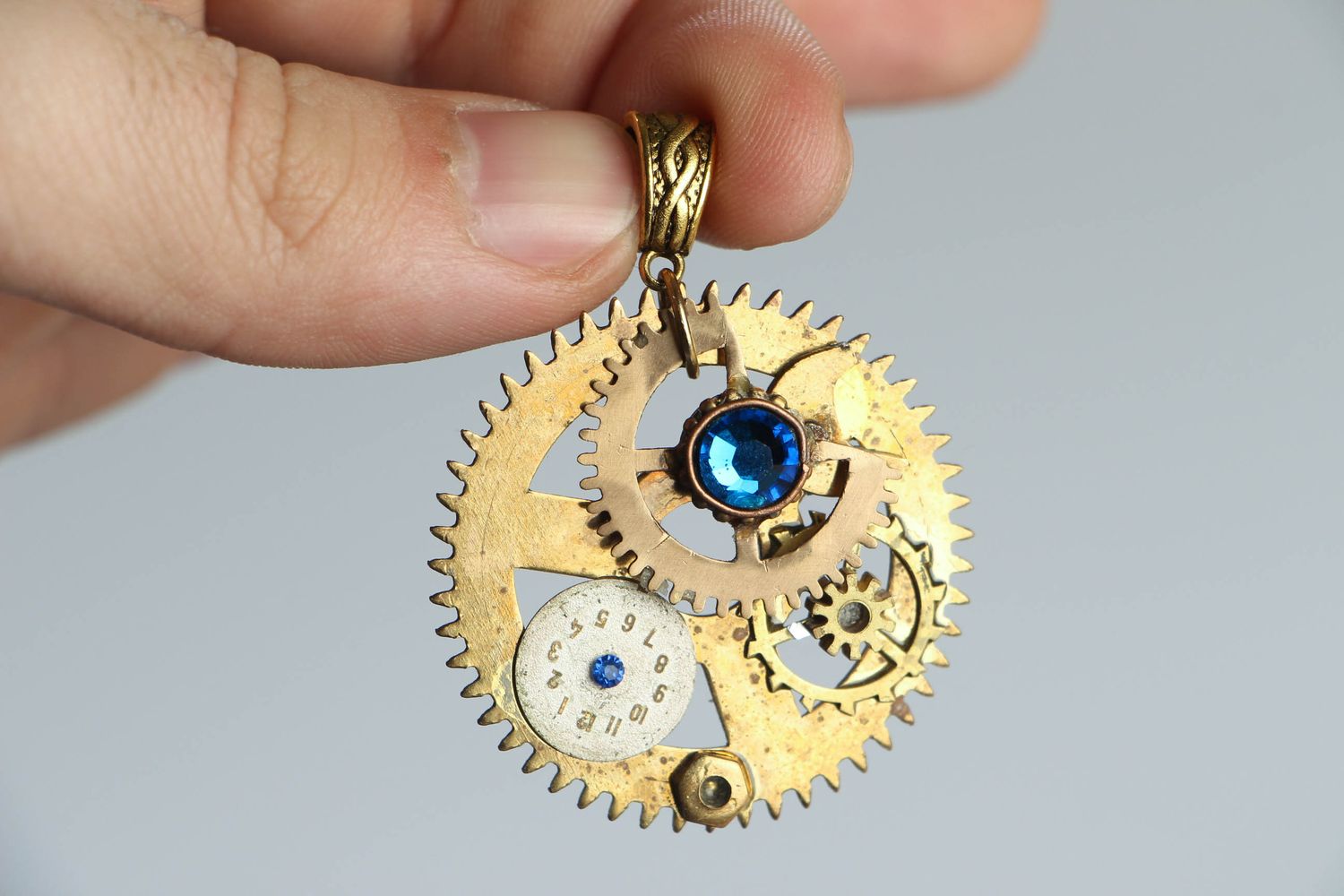 Beautiful neck pendant with clockwork photo 4