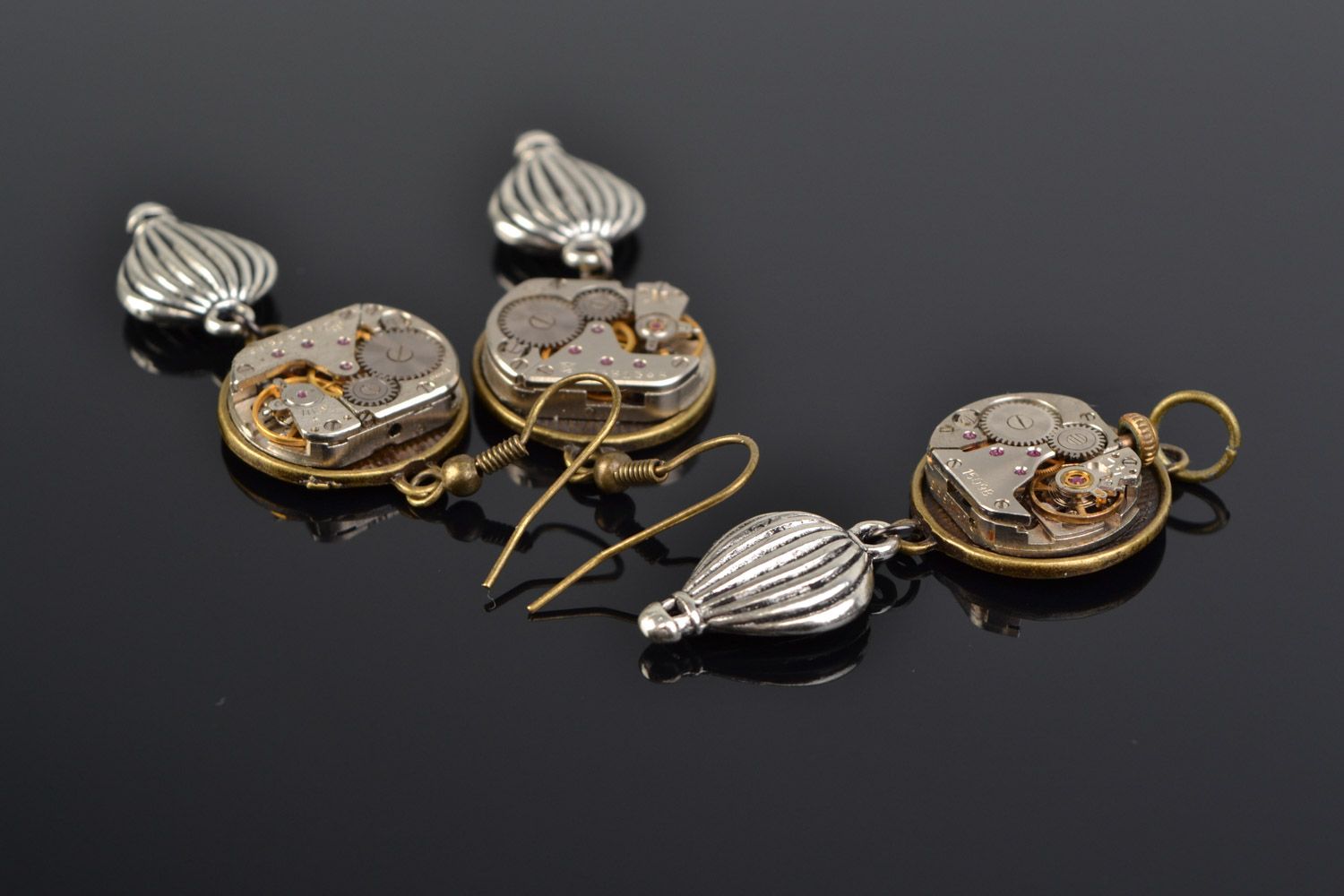 Conjunto de bisutería en estilo de steampunk con mecanismos de relojería colgante y pendientes artesanales foto 1