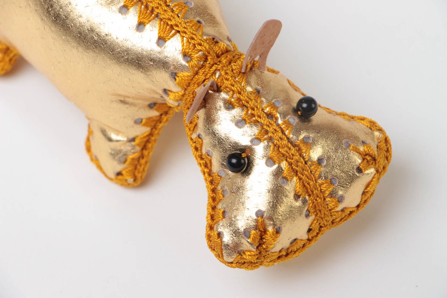 Золотистая кожаная игрушка ручной работы в виде бегемотика небольшая красивая фото 3